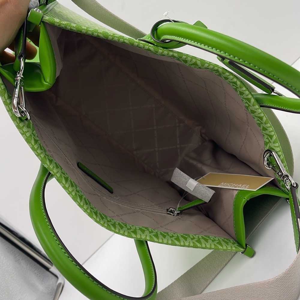 Michael Kors Mirella Medium Ombré Logo Tote Bag
Jungle Green
NWT - Picture 8 of 16